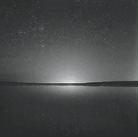 Paisaje iluminado por la luz de la luna y por las estrellas