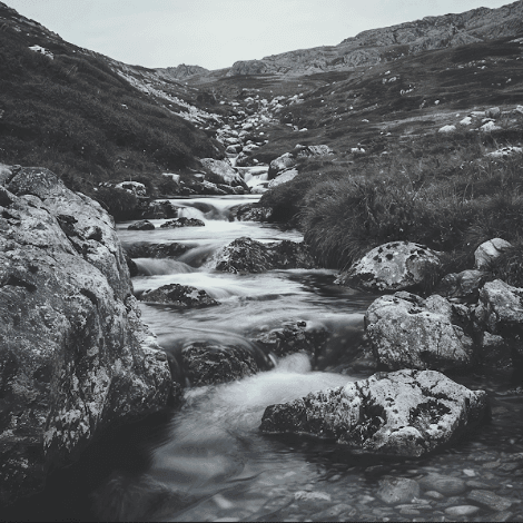 Rio con rocas y una fuerte corriente 